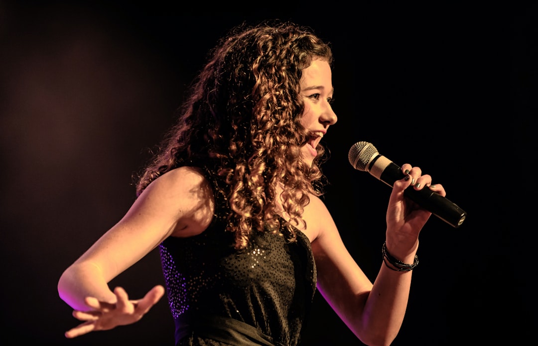 עדן בן זקן שרה באנגלית מושלמת מול נתניהו: האם זו מלאניה טראמפ 2.0?