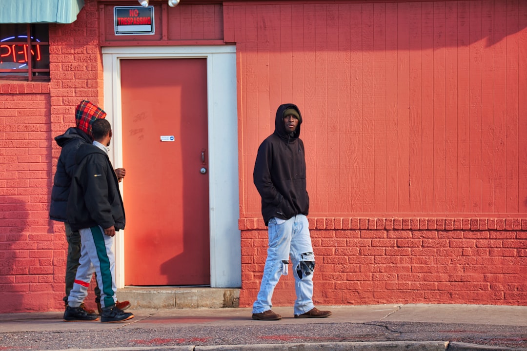 ליל בלהות בחולון: חבורת נערים ארבה לשליחים, ריססה גז פלפל ודקרה בגב - כל זה בשביל 1,600 שקלים