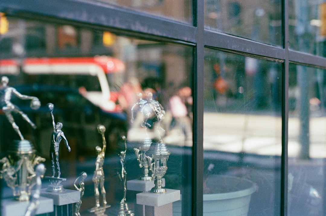 הקהל בטורונטו כבר פתח שמפניות, ואז הגיבור הבלתי צפוי בן ה-36 השתיק אצטדיון שלם: המהפך המדהים שהעניק לדודג'רס אליפות שנייה ברציפות